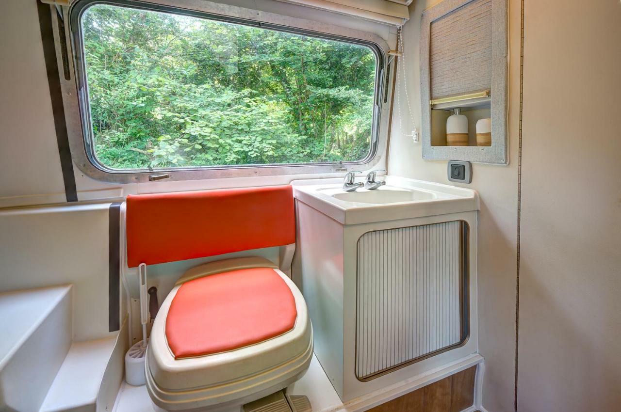 Glamping 1970 American Airstream Motorhome Ponsanooth المظهر الخارجي الصورة