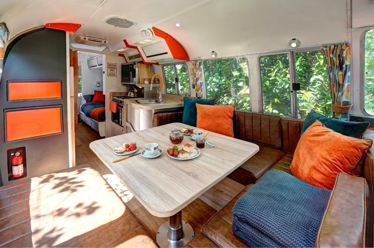 Glamping 1970 American Airstream Motorhome Ponsanooth المظهر الخارجي الصورة