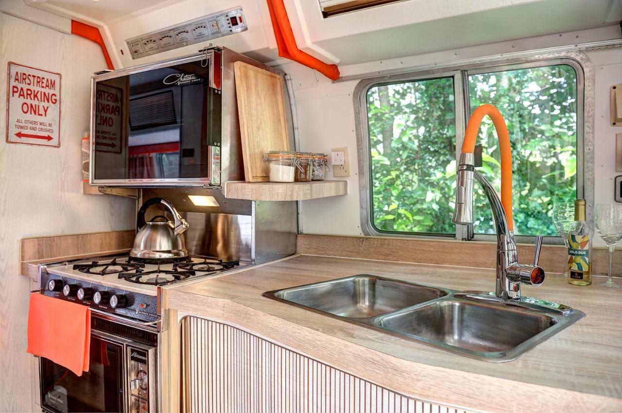 Glamping 1970 American Airstream Motorhome Ponsanooth المظهر الخارجي الصورة