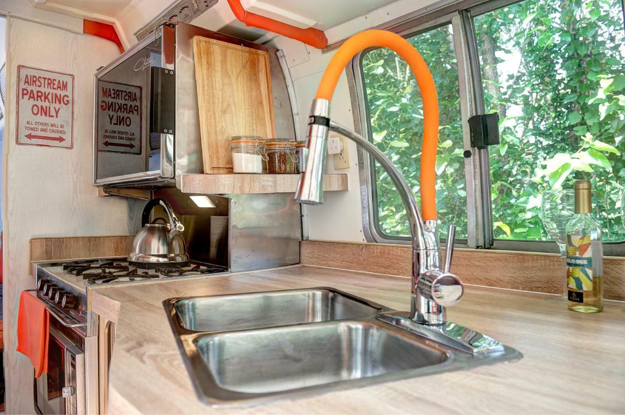 Glamping 1970 American Airstream Motorhome Ponsanooth المظهر الخارجي الصورة