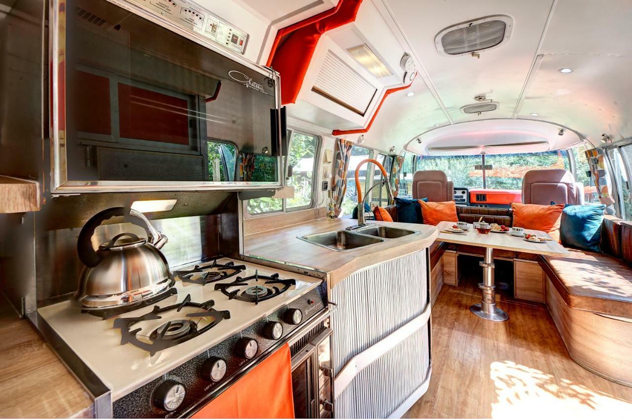 Glamping 1970 American Airstream Motorhome Ponsanooth المظهر الخارجي الصورة